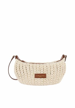 Sac à main crocheté couleur crème avec bandoulière en cuir marron et étiquette en cuir "Lancaster Paris" à l'avant.