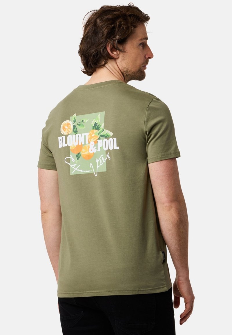 Oliven grøn kortærmet T-shirt med et farverigt frugtdesign og tekst på ryggen. Fremstillet af blødt bomuld med en normal pasform.