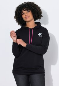 Zwarte hoodie met roze trekkoorden, voorzien van een zilveren ster en het "ANG"-logo op de borst. Lange mouwen en een gladde, zachte textuur.