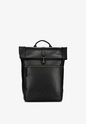 Mochila de cuero negro con una solapa superior y cierre metálico, que cuenta con un bolsillo delantero con cremallera y acabado texturizado. Diseño compacto y estructurado.