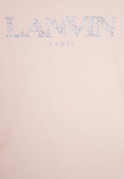 La camiseta de color rosa claro presenta el nombre de la marca "LANVIN" en metalizado plateado y con una tipografía distintiva, sobre un tejido suave.