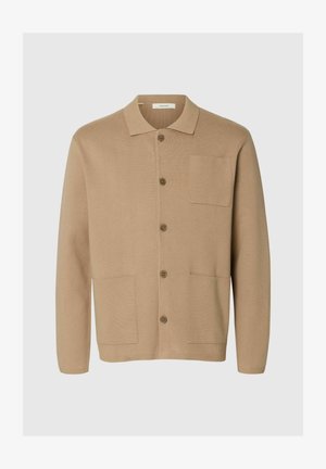 Gilet en tricot beige avec un col, cinq boutons et deux poches avant. Dispose d'une poche sur la poitrine gauche et d'une texture douce.