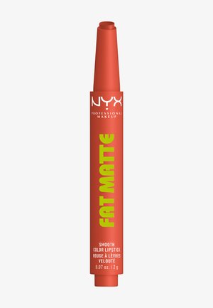 NYX Professional Makeup Fat Matte læbestift med glat farve i koral, slank twist-up tube med produktnavn og detaljer på etiketten.