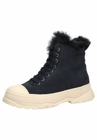 Botas altas de ante azul marino con cuello forrado de piel, puntera y suela de goma color crema, con ojetes de metal y cordones redondos.