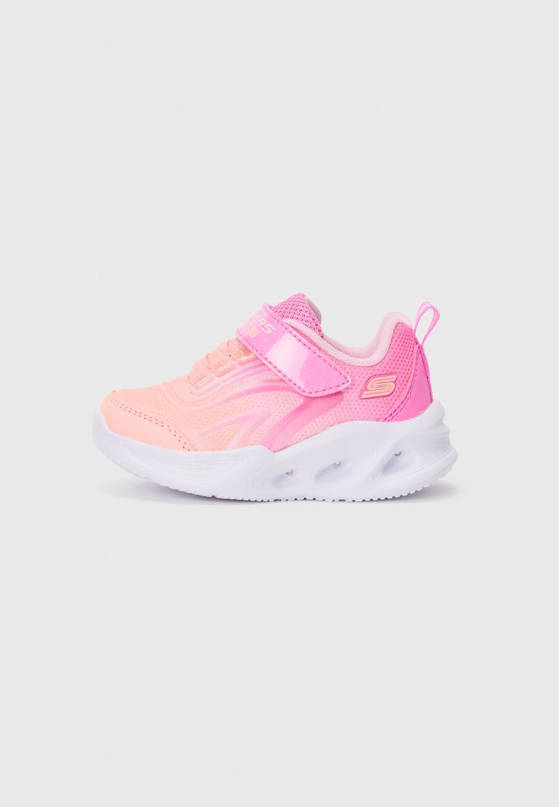 Roza atletska obutev z zračnim mrežastim zgornjim delom, nastavljivim trakom, oblazinjenim podplatom in zaobljeno obliko z belimi detajli.