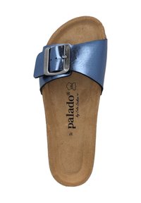 Sandalo in plastica blu con fibbia in metallo argento, soletta in sughero e superficie simile alla pelle scamosciata. Presenta il nome del marchio "palado" sulla soletta.