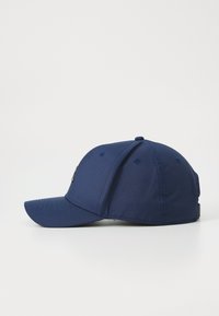 Marineblå baseballcap med en struktureret front, buet skygge, tekstureret stof og et justerbart bånd bagpå.