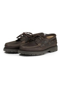 Zapatos de barco de cuero marrón con punta redondeada y costuras en contraste, que presentan cordones y una suela de goma rugosa para mayor tracción.