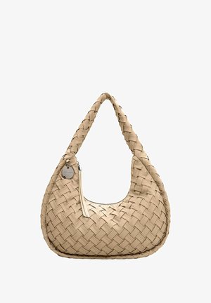 Vævet beige håndtaske med en buet form, en kort hank og en lynlås lukning med et metalmærke og kontrasterende syninger.