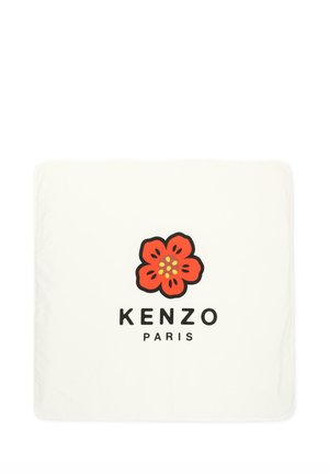 Tissu blanc avec une fleur rouge ornée de points jaunes au-dessus du texte noir "KENZO PARIS" centré sur le tissu.