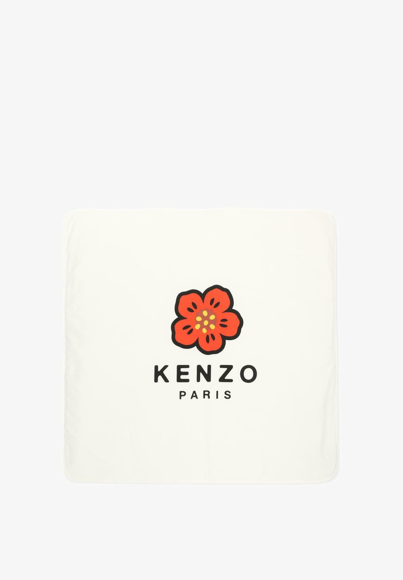 Biały materiał z czerwonym kwiatem z żółtymi kropkami nad czarnym napisem "KENZO PARIS" umieszczonym na środku tkaniny.