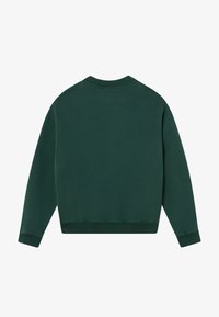 Dunkelgrüner Langarm-Pullover mit Rundhalsausschnitt, ribbelten Bündchen und Saum, von hinten auf einem schlichten weißen Hintergrund gezeigt.