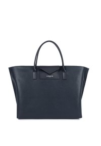 Sac fourre-tout en cuir bleu marine avec une forme structurée, deux poignées supérieures, et un accent en rabat portant un logo. Surface texturée avec un design minimaliste.