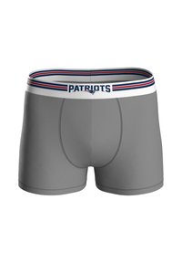 Boxer a mezze gambe in tessuto grigio con una cintura in vita bianca decorata da strisce rosse e blu e la scritta "PATRIOTS" stampata sul davanti.