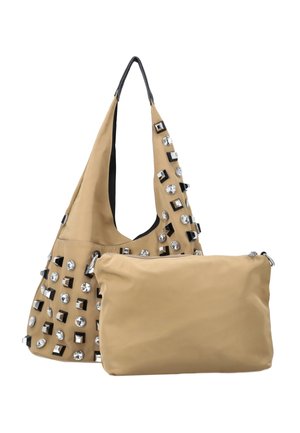 Borsa a tracolla beige con grandi borchie nere e trasparenti, abbinata a una pochette beige semplice con cerniera.