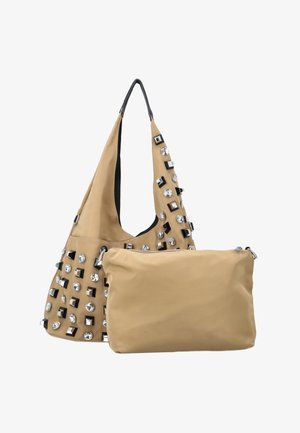 Beige skuldertaske med store sorte og klare perlestudser, kombineret med en enkel beige lynlåspung.