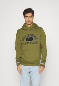 Tommy Hilfiger - MONOTYPE COLLEGIATE HOODIE - Mikina - putting green Miniatúrny obrázok 1