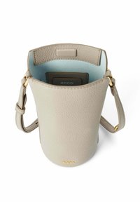 Lys grå læderhåndtaske med cylindrisk form, guld hardware og blød blå indvendig. Har en justerbar rem og tekstureret ydre.