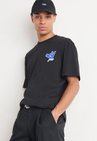 HUGO NOLLICO - Μπλουζάκι με στάμπα - black