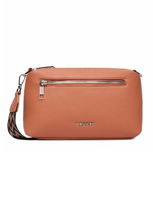 Prostokątna torebka na ramię z jasnobrązowej skóry, z przednią kieszenią na zamek, srebrnym zamkiem błyskawicznym, wzorzystym regulowanym paskiem oraz logo marki LASOCKI na środku przedniej części.