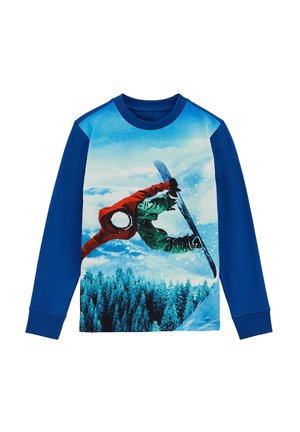 Dlhý rukáv modrý mikina s grafikou snowboardistu v červenej a zelenej farbe, umiestnená na zasneženom horskom pozadí s borovicami.