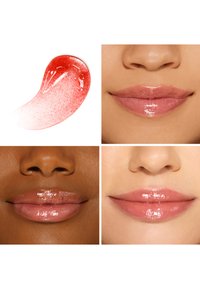 Lipgloss kleurstaal in rood-roze, naast drie close-ups van lippen met verschillende huidtinten, allemaal met een glanzende afwerking en een soepele textuur.
