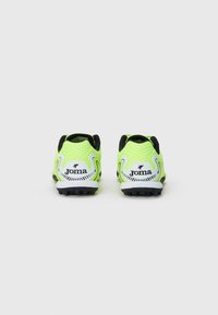 Zapatillas deportivas de color verde neón con acentos negros, parte superior de malla texturizada y logo blanco. Presentan una suela de goma duradera con tacos de tracción.