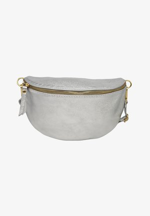 Pochette en cuir argenté avec une forme arrondie, détails en zip doré et une petite sangle en cuir sur le côté. Texture lisse et design minimaliste.