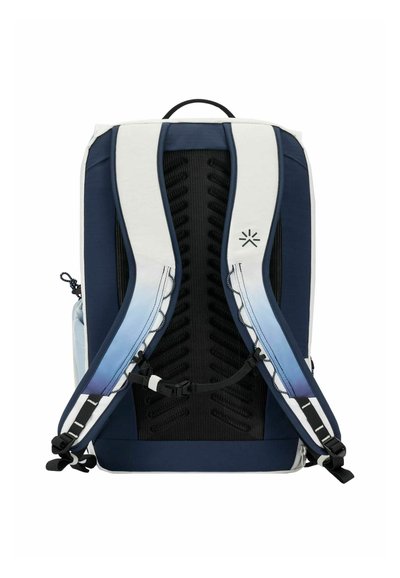 Zaino blu navy e bianco con schienale imbottito e testurizzato, spallacci regolabili e un design gradiente fluido. Presenta una maniglia superiore e una tasca laterale.