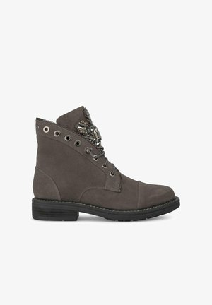 Szare zamszowe botki na kostkę z ozdobnymi koralikami, metalowymi oczkami i bocznym zamkiem błyskawicznym. Posiadają niski, warstwowy obcas i wzmocnione szwy.