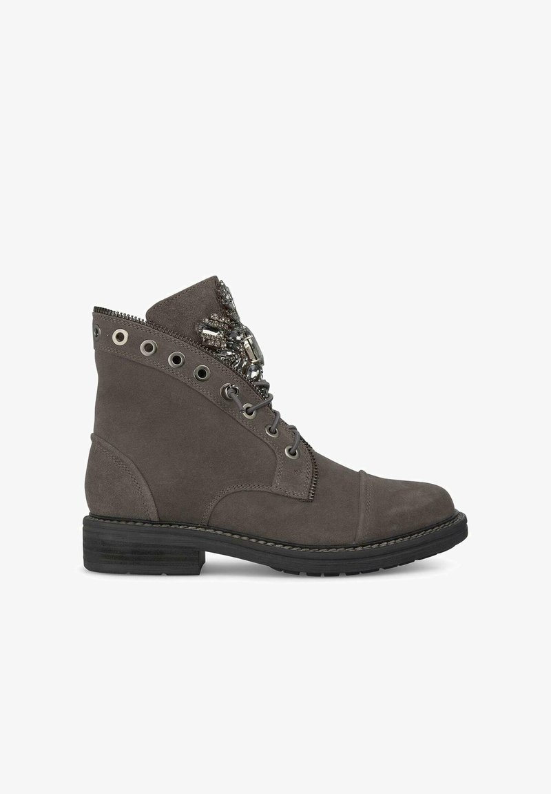 Bottine en suede grise avec des accents décoratifs en perles, des œillets en métal et une fermeture éclair sur le côté. Présente un talon empilé bas et des coutures renforcées.