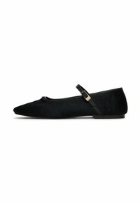 Zapato plano Mary Jane negro puntiagudo con una delgada correa ajustable y hebilla dorada sobre un fondo blanco.