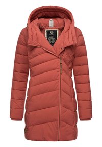 Padded, hrdzavá bunda s vysokým golierom, šikmým zipsom, jemnou štruktúrou a horizontálnymi zúbkami. Obsahuje nášivku loga na leme.