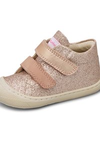 Sneakers glitterati rosa con due cinturini in velcro regolabili, punta tondeggiante, suola in gomma testurizzata e un morbido rivestimento interno.