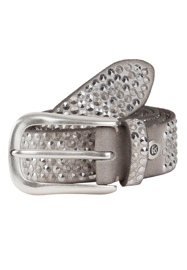 Grauer Leder Gürtel mit silbernen Nieten und einer metallic Schnalle. Hat eine glatte Textur mit einem geschichteten Design und einer Markenemblem.