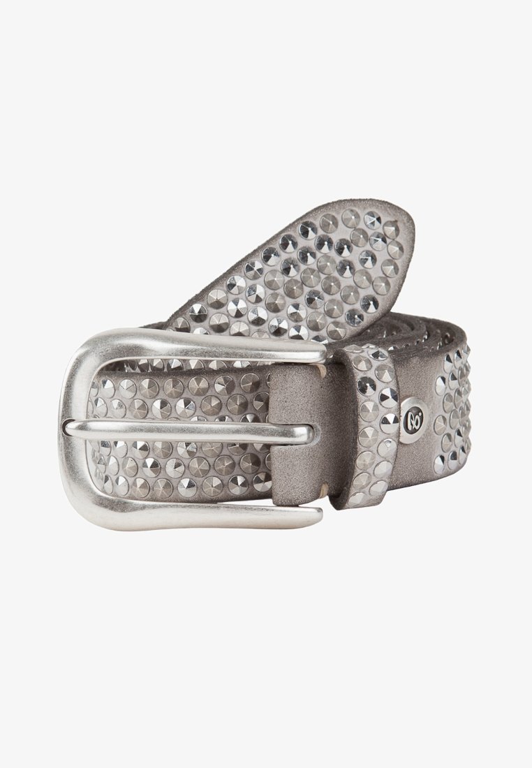 Grijze leren riem met zilveren studs en een metalen gesp. Heeft een zachte textuur met een gelaagd ontwerp en een merkembleem.