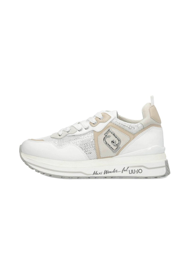 Chaussures de sport blanches et beige avec dessus en mesh, panneau texturé, détail de logo métallique, et design de semelle contrastée. Dotées de lacets et d'un onglet de tirage.