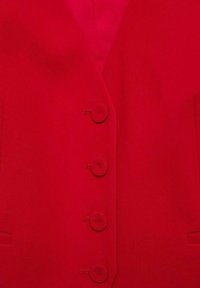 Roter Blazer mit glatter Textur, ausgestattet mit vier passenden, mit Stoff bezogenen Knöpfen, zwei Seitentaschen und einer taillierten Passform.