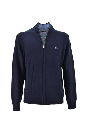 Maglione zip-up navy con colletto e polsini a coste, caratterizzato da una texture liscia e un piccolo logo sul lato sinistro del petto.