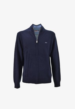 Maglione zip-up navy con colletto e polsini a coste, caratterizzato da una texture liscia e un piccolo logo sul lato sinistro del petto.