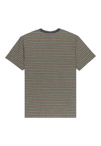 Stribet t-shirt med korte ærmer, der har horisontale striber i forskellige nuancer af grøn, brun og sort. Rund halsudskæring i marineblå.