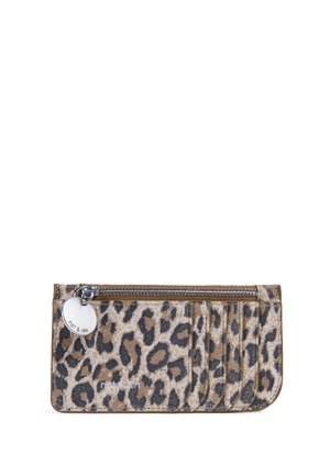 Držiteľ karty s leopardím vzorom, strieborným zipsom a okrúhlym kovovým štítkom s označením "nat & nin" na bielom pozadí.