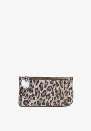 Držiteľ karty s leopardím vzorom, strieborným zipsom a okrúhlym kovovým štítkom s označením "nat & nin" na bielom pozadí.