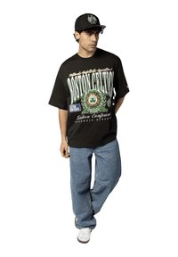 New Era LIFESTYLE - BOSTON CELTICS - T-shirt imprimé - schwarzgruen