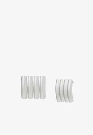 Oorbellen met zilverkleurige afwerking, bestaande uit vier gebogen verticale staven die een golfachtig rechthoekig patroon vormen, weergegeven vanuit voor- en zijaanzichten.