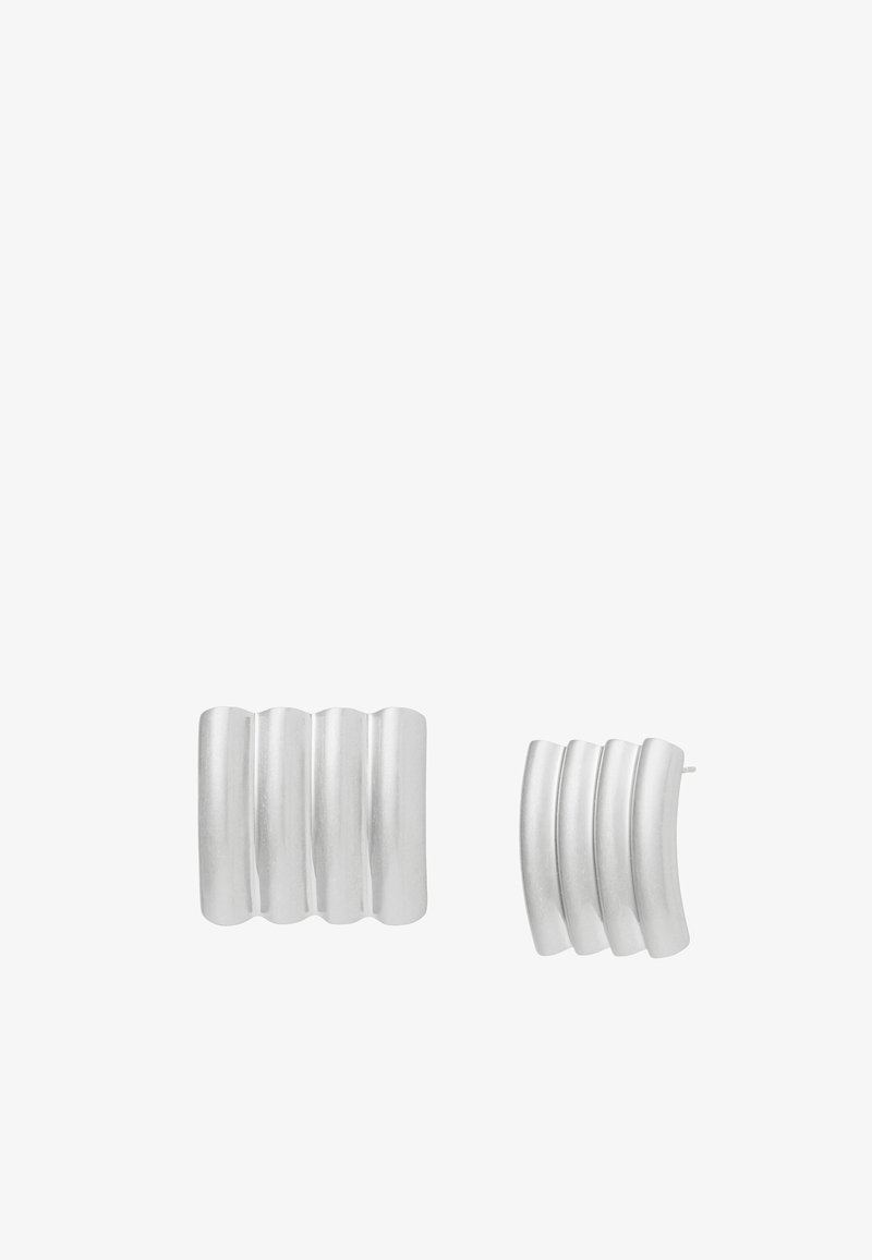Boucles d'oreilles ton argent avec quatre barres verticales incurvées formant une forme rectangulaire ondulée, vues de face et de côté.
