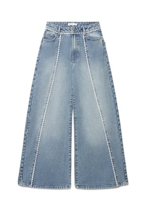 Jeans in denim azzurro chiaro a gamba larga, vita alta, tasche frontali, chiusura con bottoni e cuciture decorative bianche lungo i pannelli frontali.