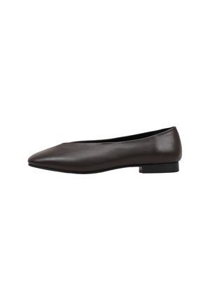 Zapato plano de cuero marrón oscuro con tacón bajo, punta puntiaguda y superficie lisa, visto de lado sobre un fondo blanco.