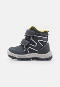 Bota impermeable infantil en azul marino y gris con forro interior amarillo y dos correas de Velcro, diseñada para uso exterior.