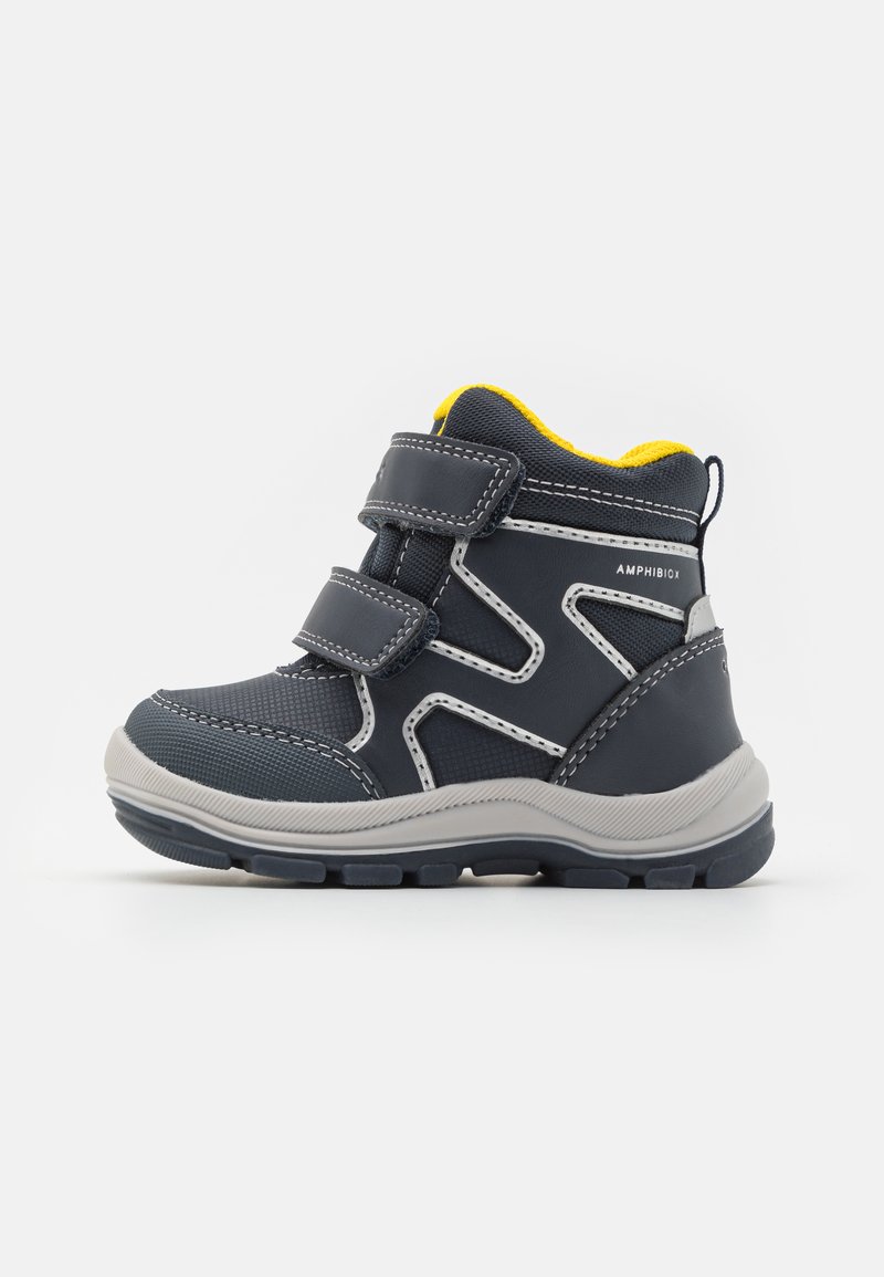 Bota impermeable infantil en azul marino y gris con forro interior amarillo y dos correas de Velcro, diseñada para uso exterior.